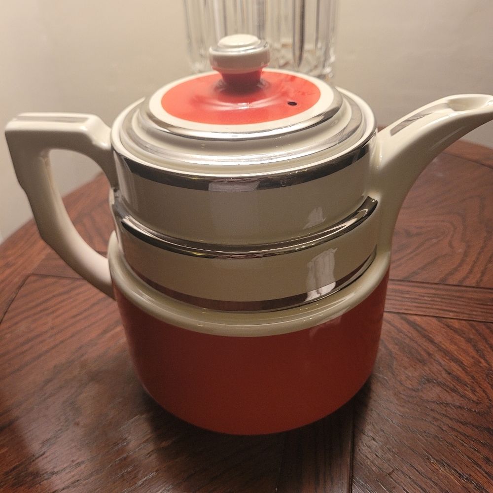 Hall's Superior Quality KitchenWare Teapot